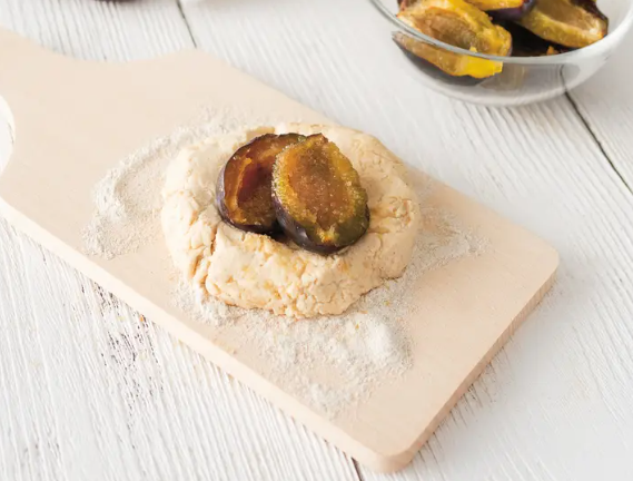 Drozhzhevye bulochki so slivami