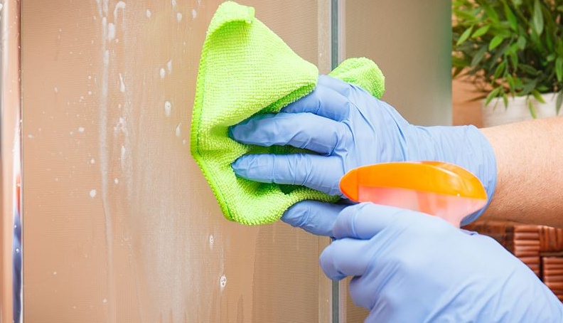 Sposoby ochistki dushevoj kabiny