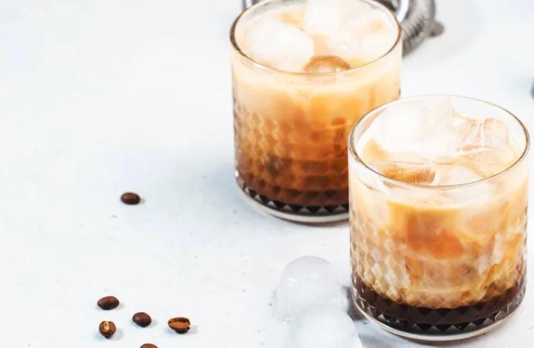Белый Русский (White Russian) — легендарный коктейль с кофейным ликёром и сливками